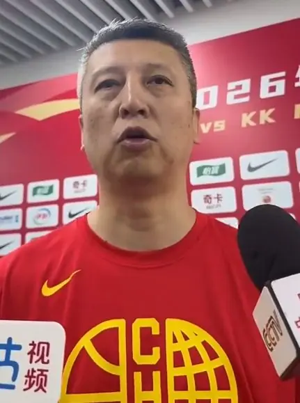 郭士强指导发布会或训练场景