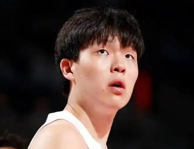 杨瀚森训练或比赛瞬间
