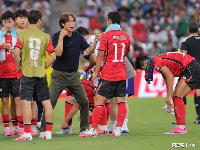 韩国球迷急了！狂骂加纳：狗东西 明目张胆放水 丢球绝对是假球