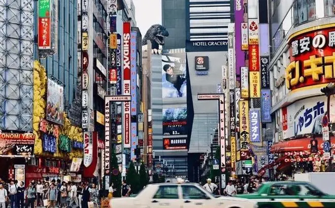 日本繁华街头,象征未来的不确定性